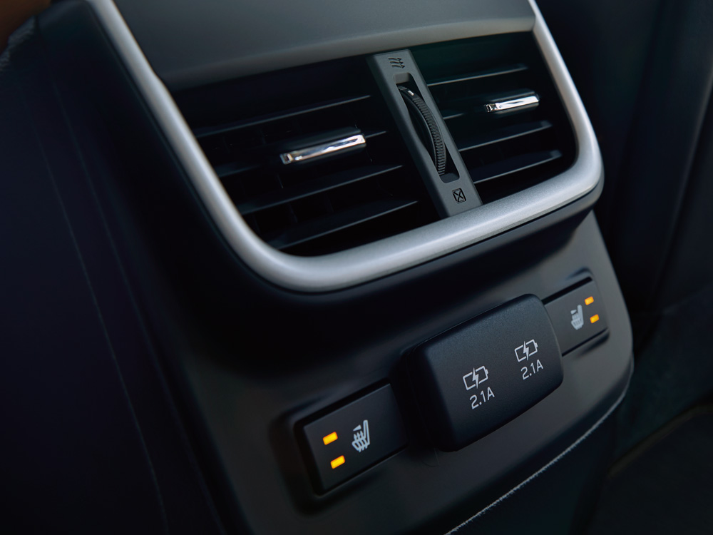 Subaru Legacy 2022 Bouches d’air à l’arrière de la console centrale et deux ports USB
