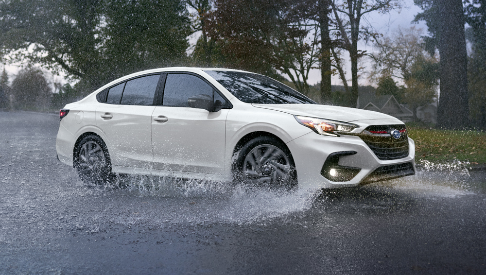 Photo d’une Legacy GT effectuant un virage sous la pluie.