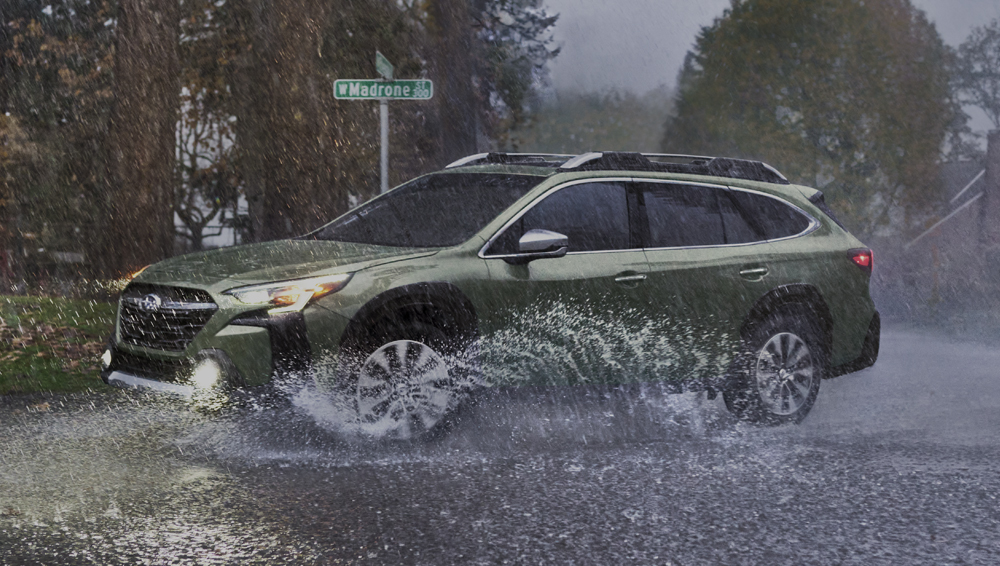 Photo d’une Outback effectuant un virage sous la pluie.