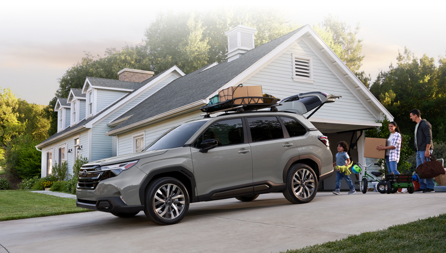 Photo de bas de page d’une Forester Premier 2025 avec le hayon ouvert pour charger les bagages.