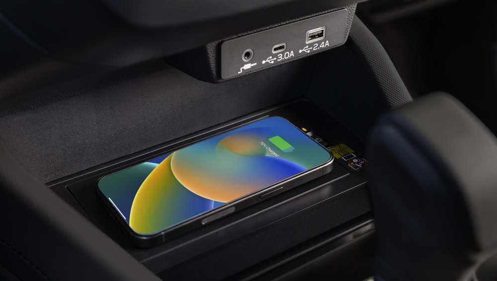 Plan rapproché de l’adaptateur multimédia avec prise auxiliaire, ports USB-A/USB-C sur Forester 2026.