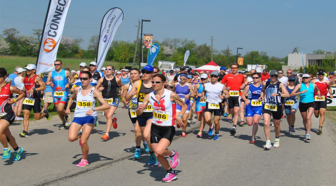 Image of triathlon competitors running.