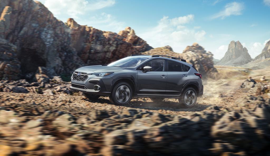 Crosstrek Limited 2024 roulant sur une route de terre cahoteuse.