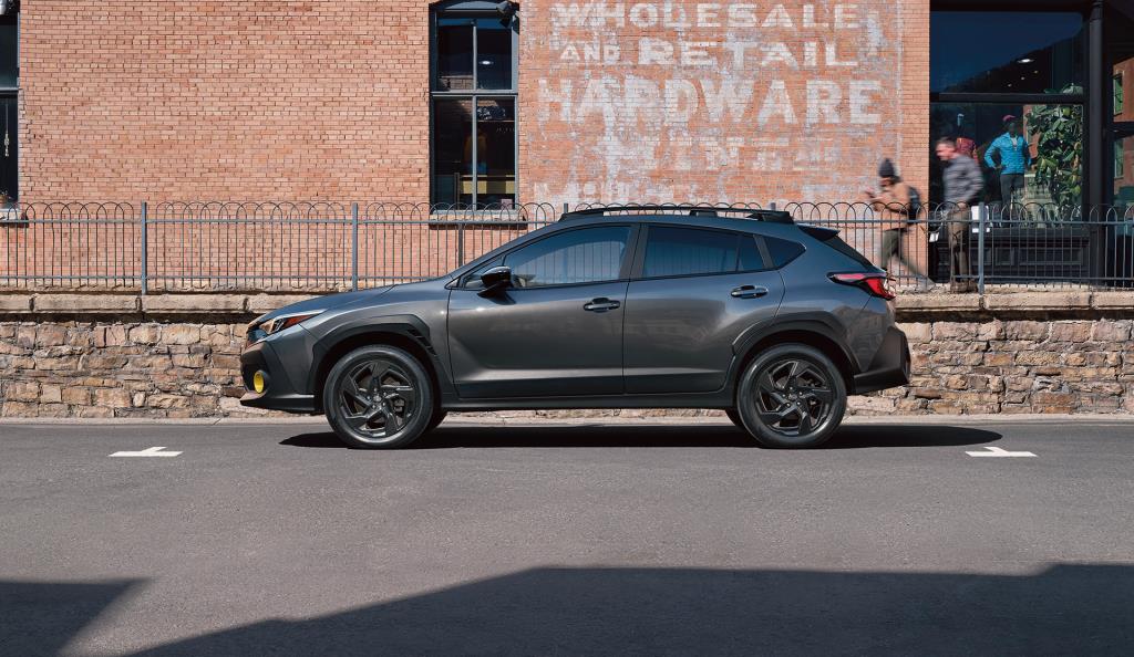Une Crosstrek 2025 garée devant une quincaillerie.