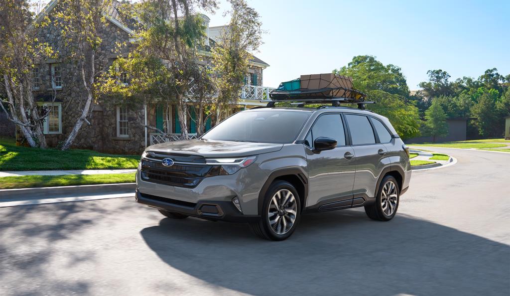 Forester Premier 2025 circulant dans une rue de banlieue.