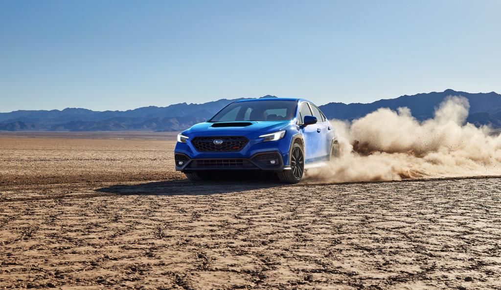 WRX Sport-tech 2024 en bleu rallye dérapant sur le lit d'un lac asséché.