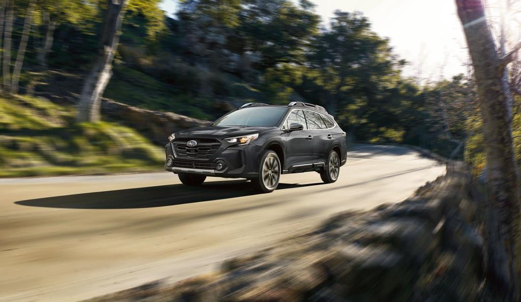 Outback Premier XT 2025 sur une route de campagne.