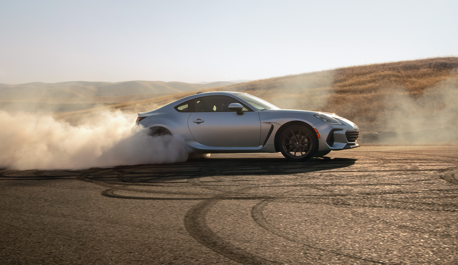 BRZ 2024 driftant en cercle sur la piste.