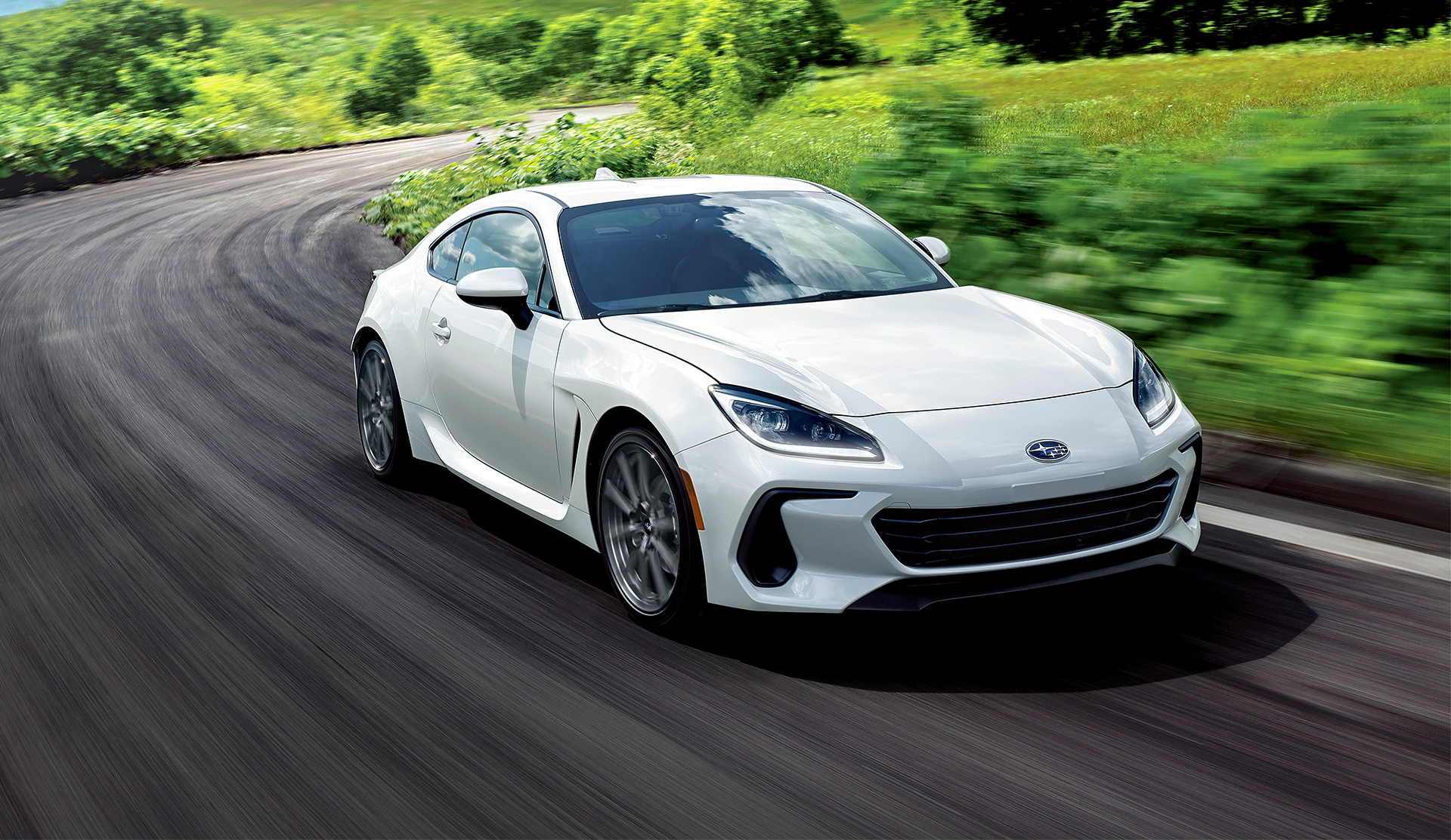 BRZ 2024 empruntant un virage à haute vitesse sur une route de campagne.