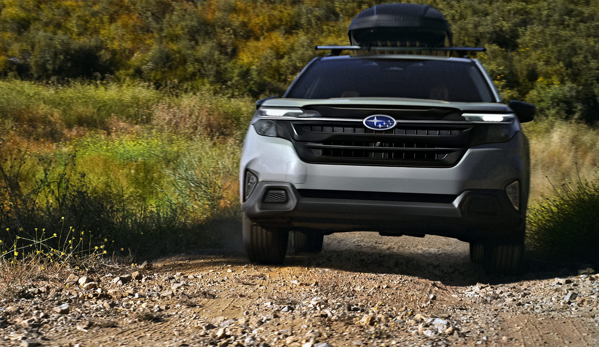 Subaru Forester 2025 roulant sur un chemin de gravier.