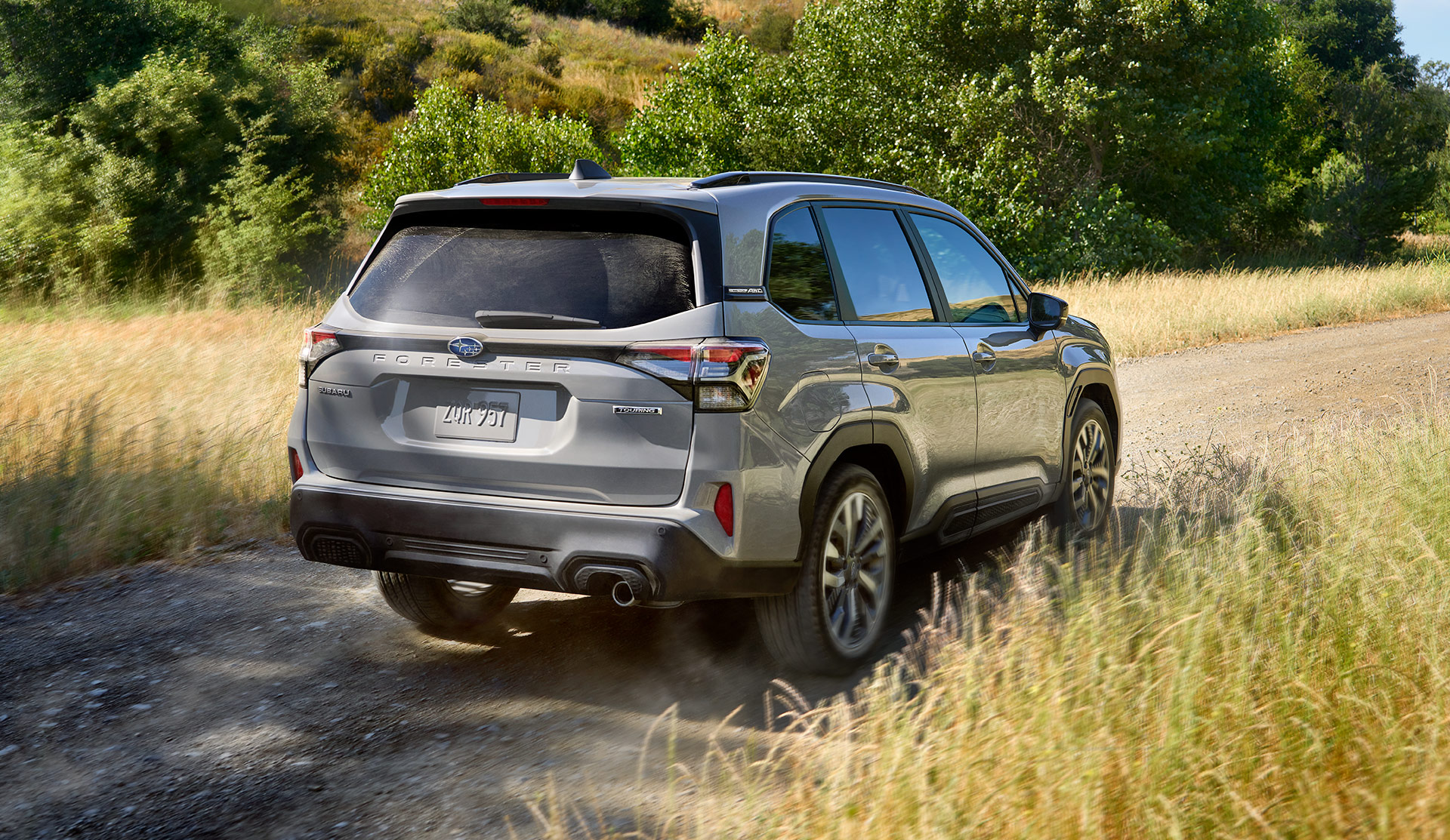 Vue arrière de la Subaru Forester 2025 sur un chemin de gravier