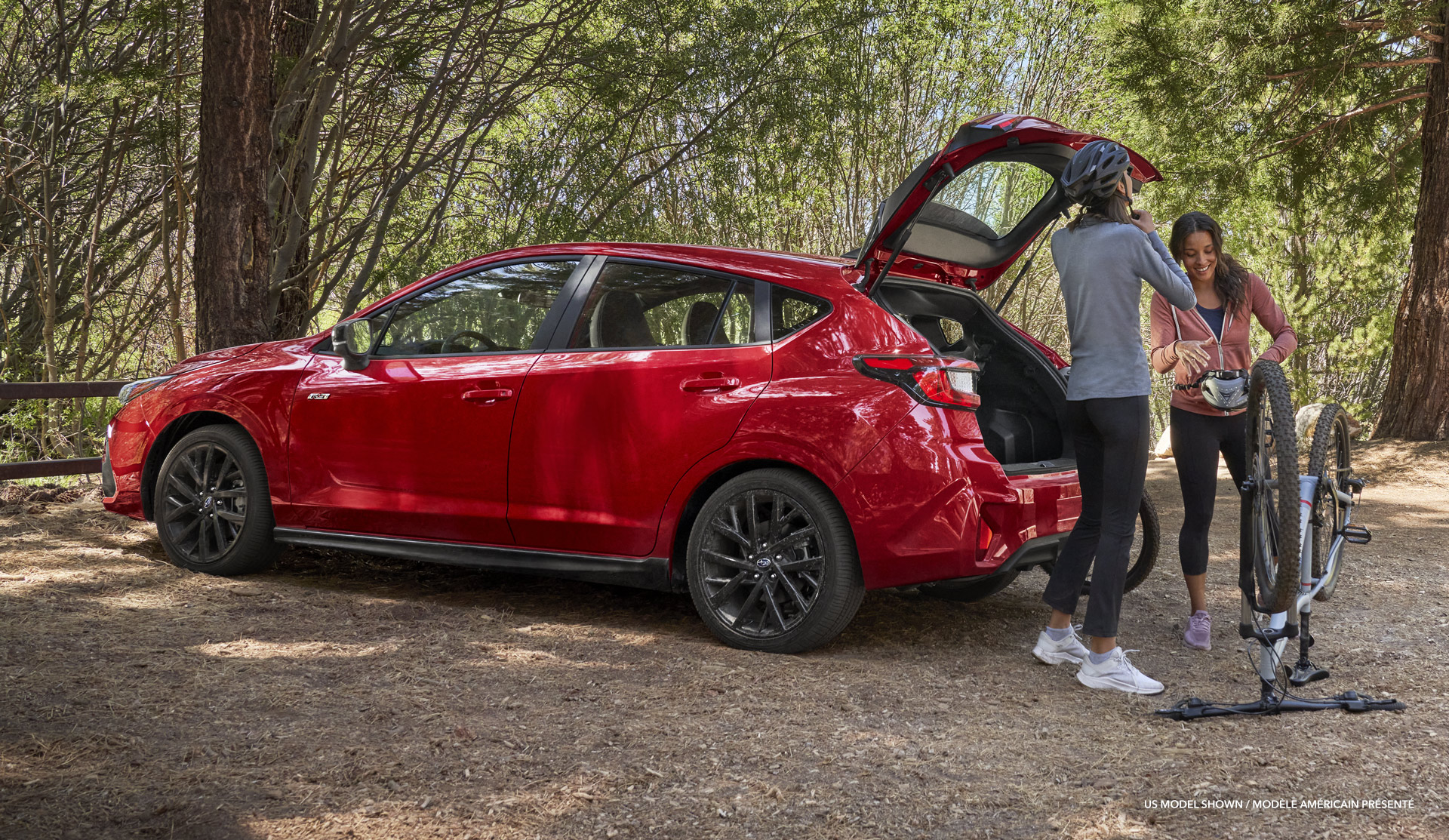 Impreza 2024 arrêtée dans un parc naturel. Passagers se préparant pour aller à vélo.