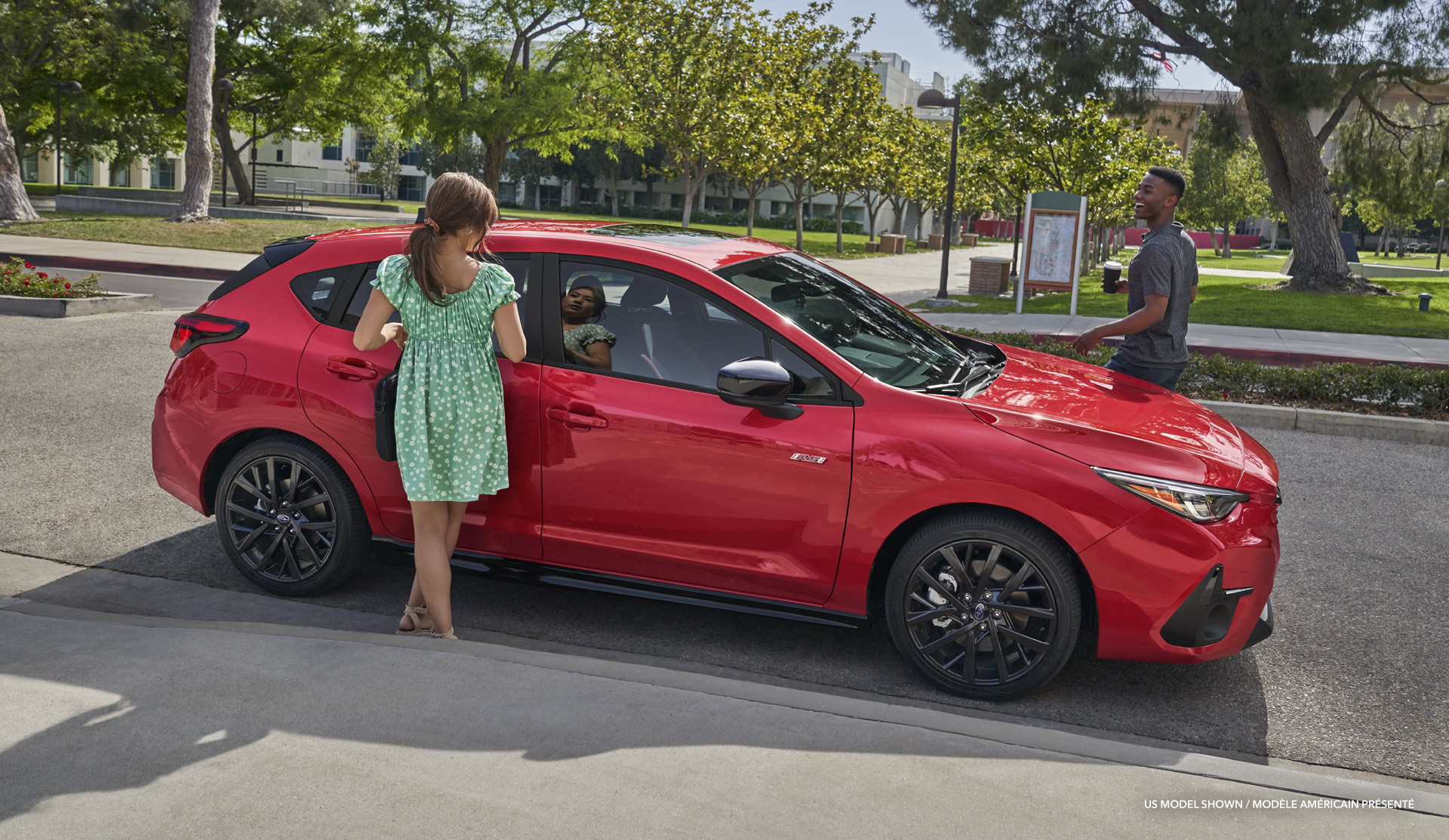 Couple s’apprêtant à monter à bord de l’Impreza 2024