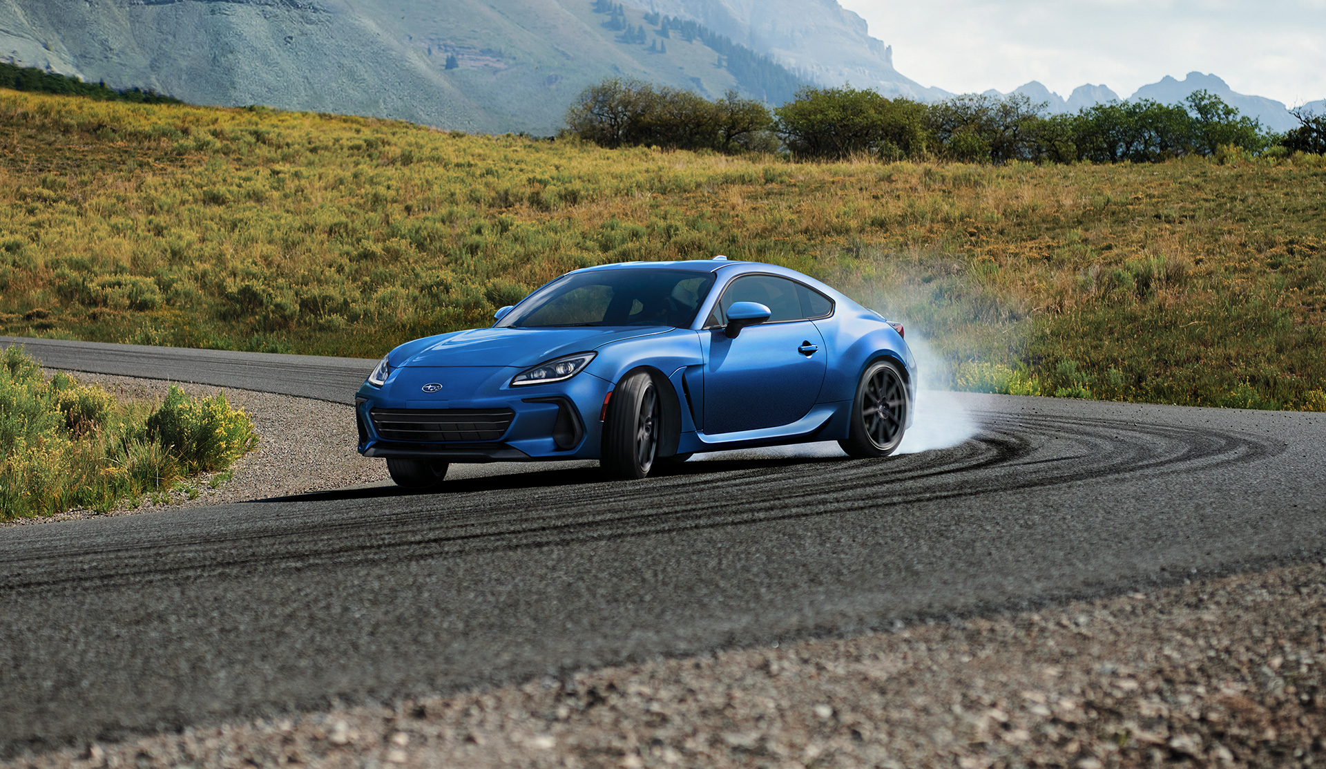 BRZ 2025 prenant un virage à grande vitesse sur une piste.