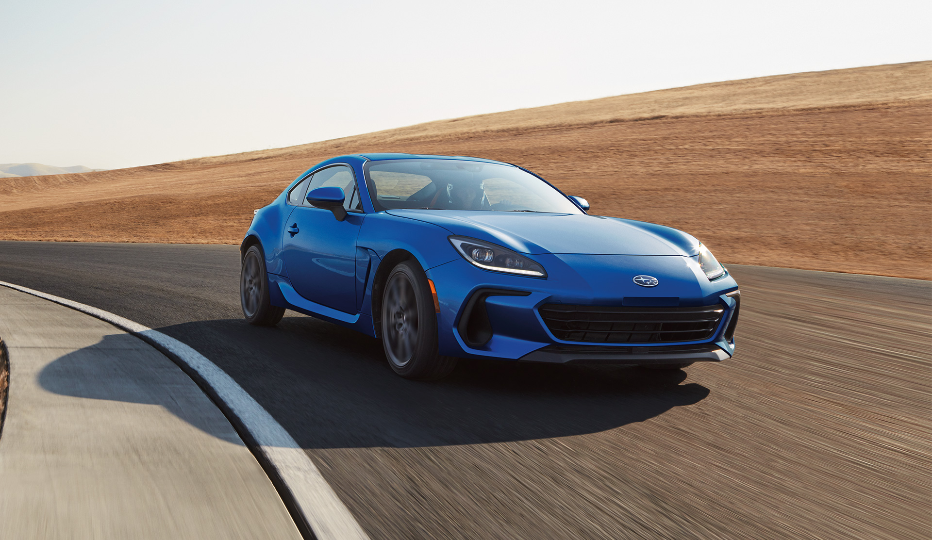 BRZ 2025 roulant à haute vitesse sur la piste.