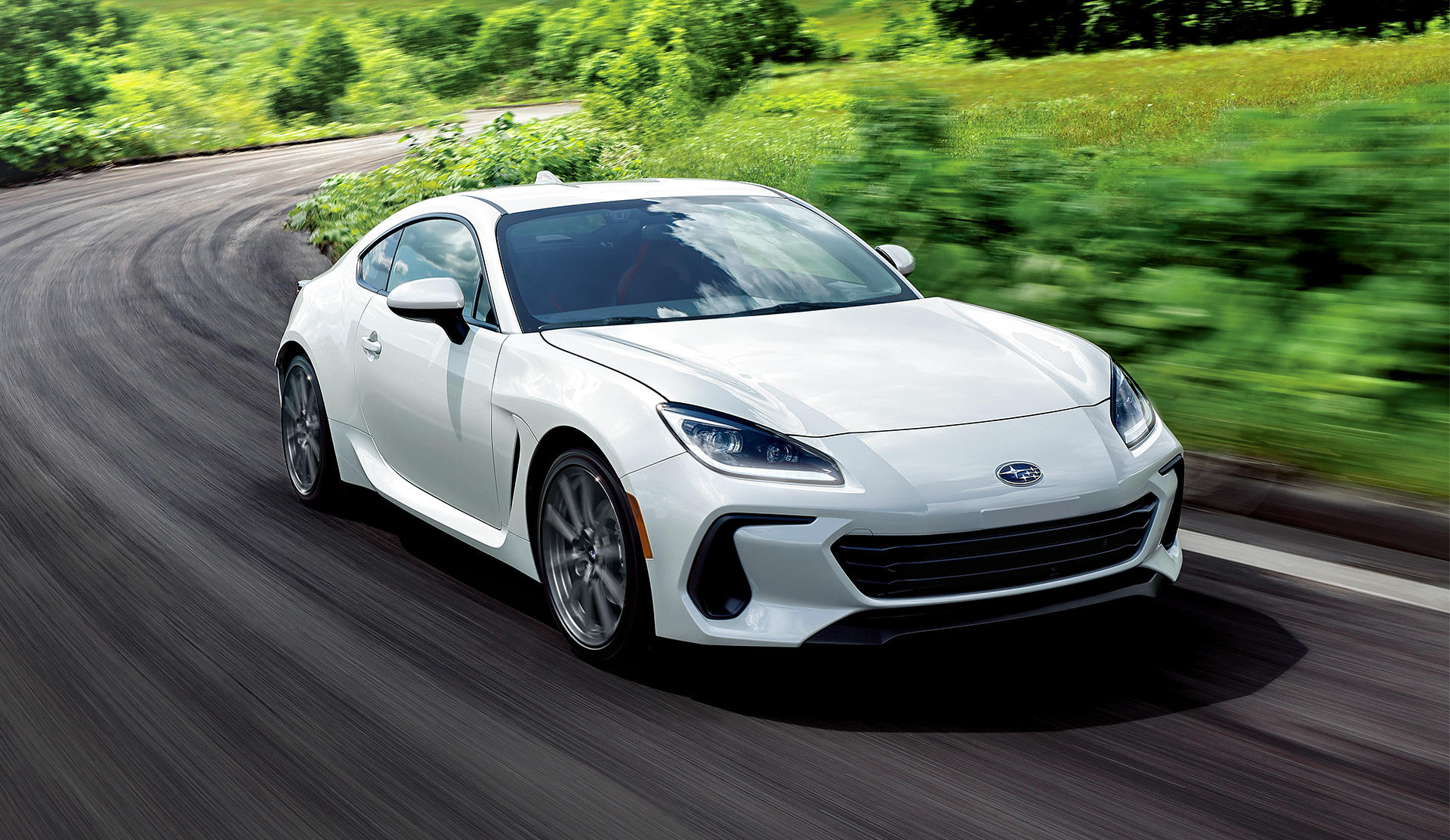 BRZ 2025 empruntant un virage à haute vitesse sur une route de campagne.