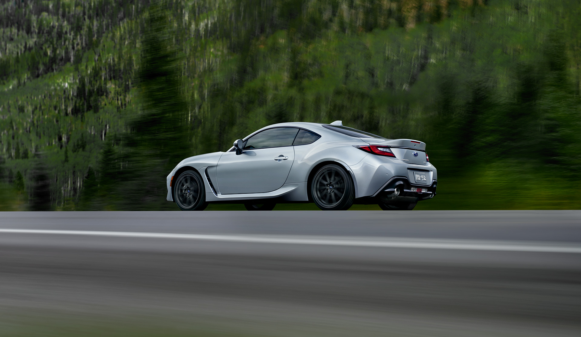 Vue de trois quarts arrière de la BRZ 2025 circulant sur l’autoroute.