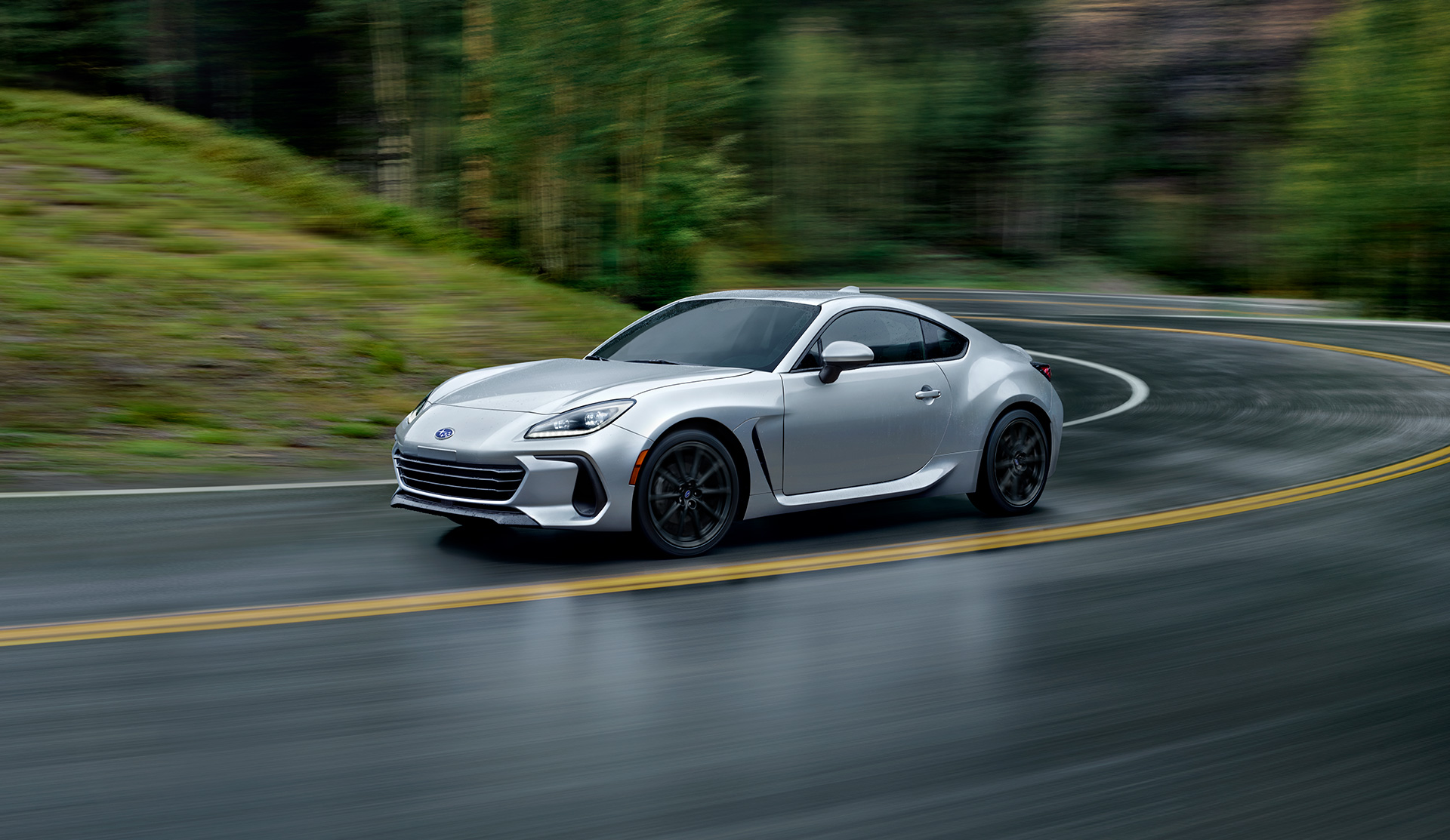BRZ 2025 dans un virage sur une route de montagne.
