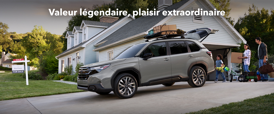 Famille chargeant les bagages dans sa Subaru Forester 2025.