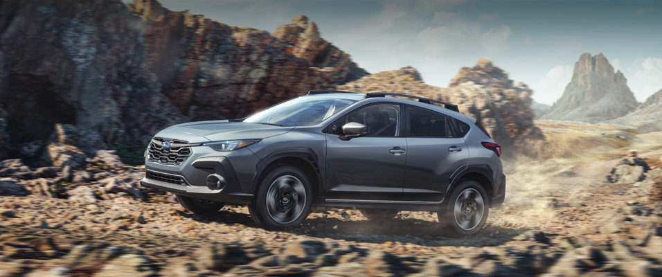 Crosstrek 2024 roulant sur une route poussiéreuse dans un canyon.