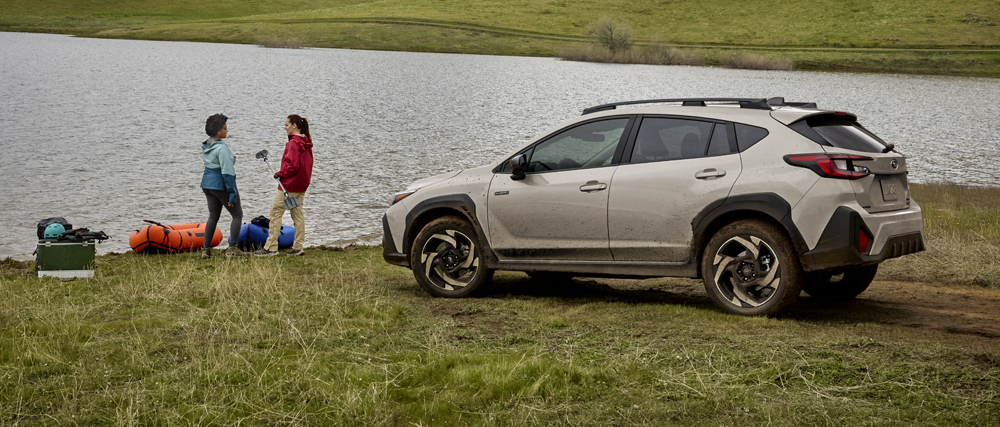 Crosstrek Hybride 2027 garée près d’un lac.