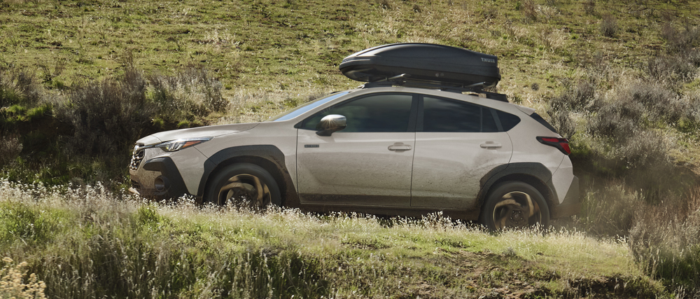 Crosstrek Hybride 2027 gravissant une colline.