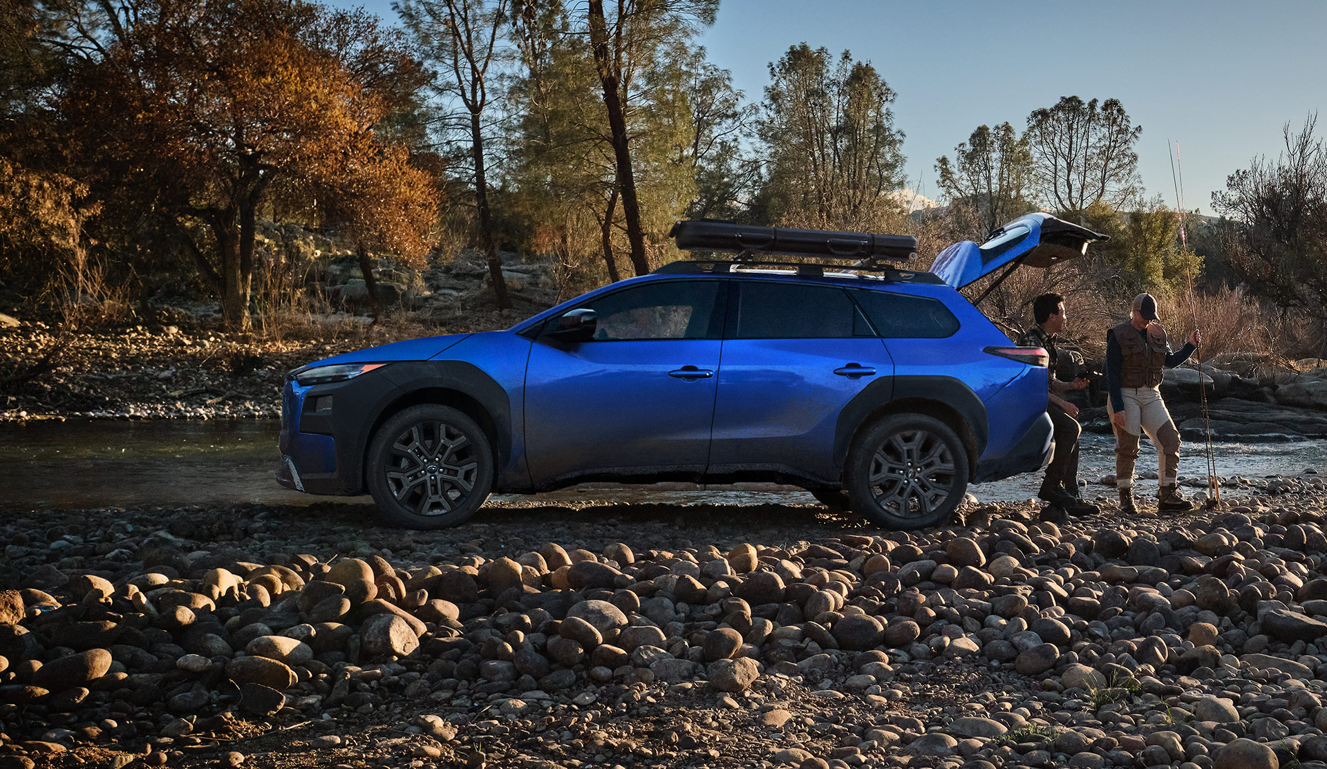 Trailseeker stationné près d’un ruisseau.