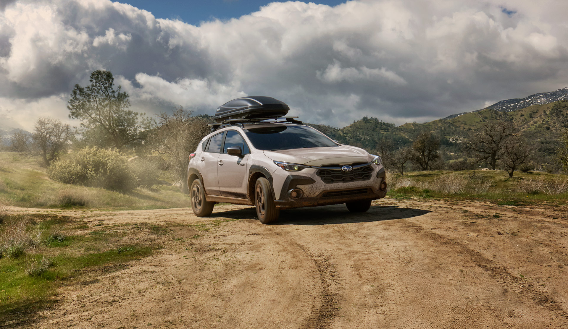 Crosstrek Hybride 2027 roulant sur un chemin de terre.