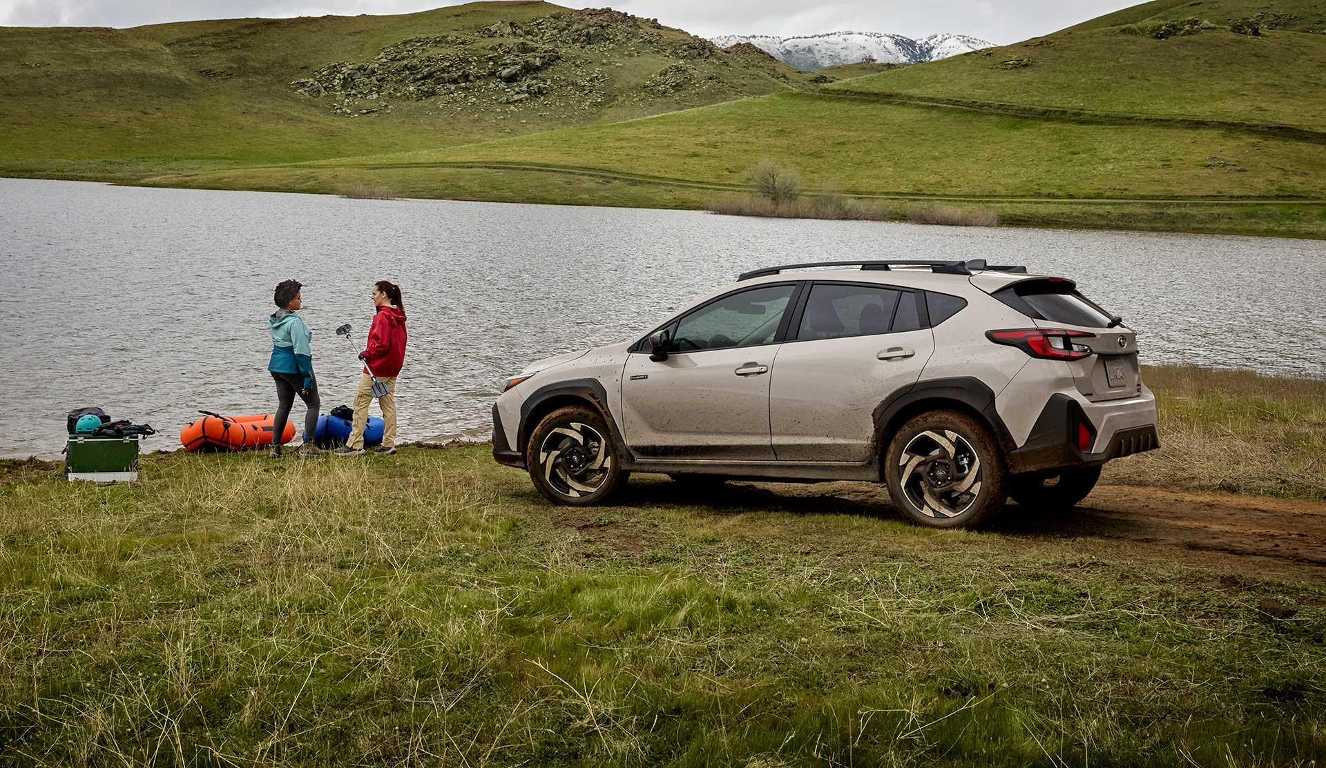 Crosstrek Hybride 2027 garée près d’un lac.