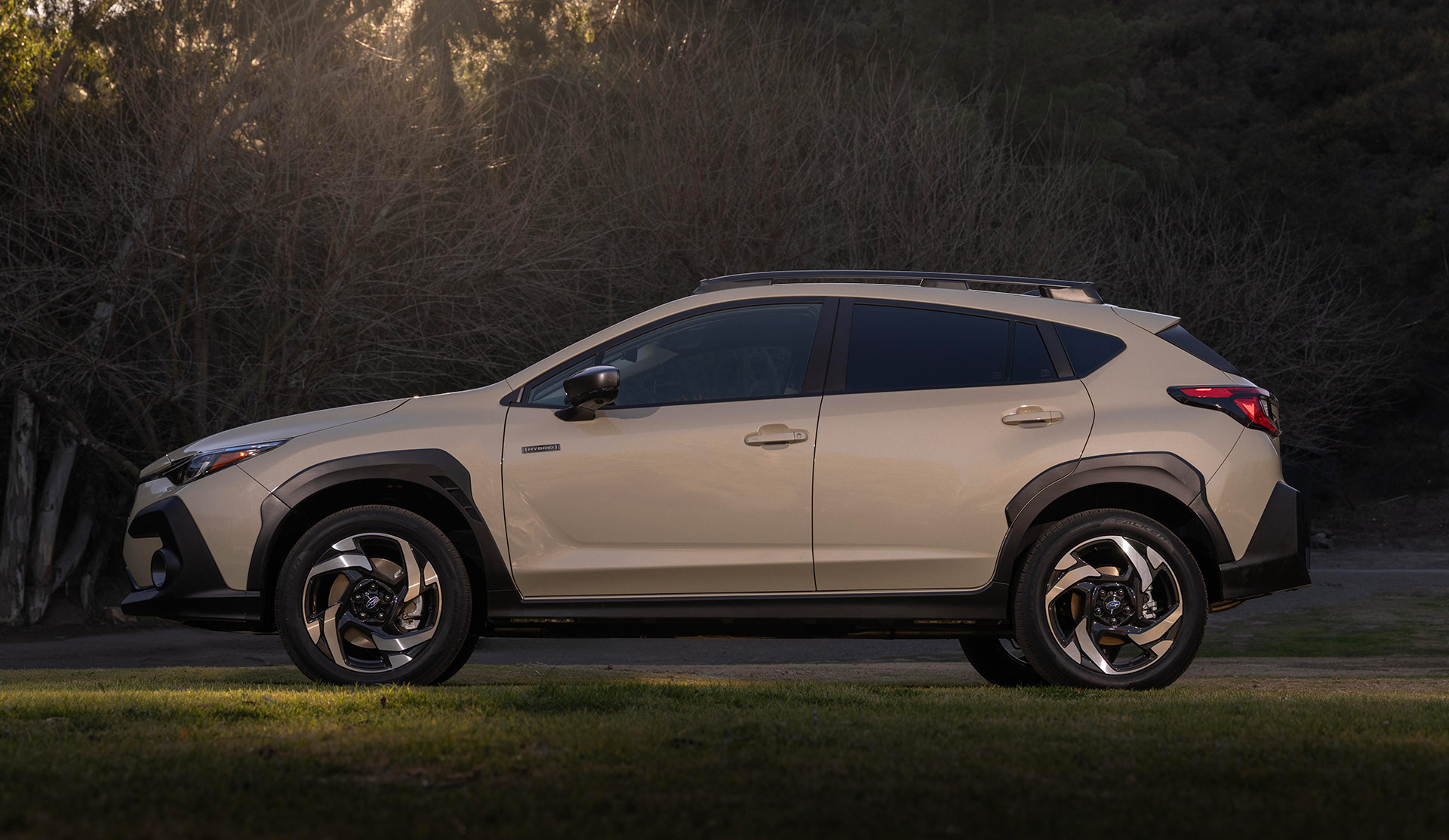 Crosstrek Hybride 2027 gravissant une colline.