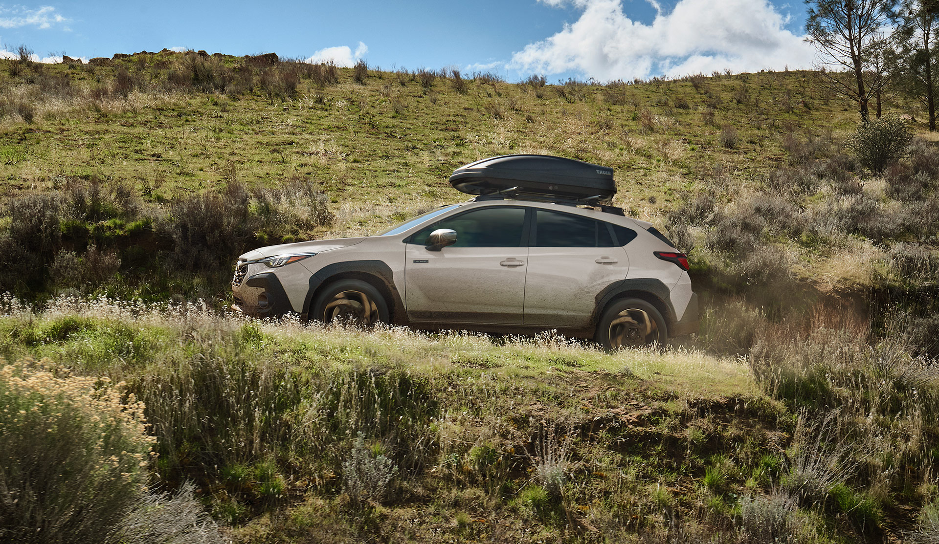 Crosstrek Hybride 2027 garée près d’un lac.